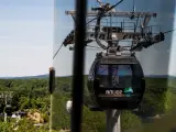 Kolejka linowa Solina: sprawdź cennik i podziwiaj widoki! Kabina wjeżdża na górę, a lasy rozciągają się pod nią.