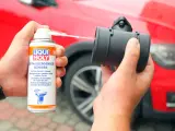 Czyszczenie przepływomierza: puszka preparatu Liqui Moly rozpyla płyn na element silnika.