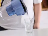 Przelewam wodę z dzbanka filtrującego do szklanki. Zastanawiasz się, gdzie wyrzucić filtr do wody?