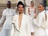 Vier Frauen in eleganten weißen Outfits, inspiriert für den Standesamt-Look. Spitze, Blazer und Kleider in Creme-Tönen.