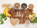 Magnesiumreiche Lebensmittel wie Bananen, Nüsse und Spinat können Frauen in den Wechseljahren unterstützen.