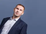 Mężczyzna w garniturze i białej koszuli, patrzący w górę.
