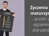 Szymon zdał maturę! Dumny rodzic z tabliczką "Gratulujemy zdania matury" i zabawnym napisem o jego ostrym umyśle.