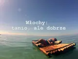 Osoba odpoczywa na tratwie na wodzie. Tekst głosi "Włochy: tanio, ale dobrze". Nawet z ograniczoną walutą we Włoszech można znaleźć tanie i dobre opcje.