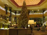 Elegancka wigilia w hotelu. Ogromna choinka i złote dekoracje tworzą świąteczną atmosferę.