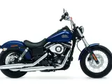 Granatowy Harley-Davidson Dyna Street Bob gotowy na podbój ulic. Klasyczny styl i moc.