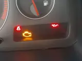 Kontrolka ciśnienia oleju świeci się na czerwono. Jak sprawdzić czujnik ciśnienia oleju?
