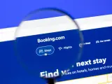 Szukaj najlepszych zniżek na booking.com, aby znaleźć idealny nocleg. Powiększenie ukazuje stronę główną serwisu z opcjami rezerwacji.