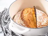 Pyszny, świeżo upieczony chleb z garnka, z chrupiącą skórką i puszystym wnętrzem, czeka na krojenie.