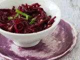 Rote Bete Salat nach Omas Art, ein herzhaftes Gericht mit fein geschnittenen Rote Bete, garniert mit frischen Kräutern.