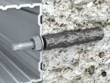 Przekrój pokazuje, jak kotwy chemiczne mocują profil aluminiowy do betonu. Solidne połączenie dla trwałej konstrukcji.