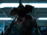 Potwór z serialu Stranger Things, Demogorgon, z otwartą paszczą w klasie.