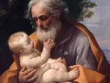 Święty Józef czule trzyma Dzieciątko Jezus, symbolizując opiekę i miłość. Obraz ten może inspirować do modlitwy do św. Józefa.