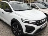 Biały Dacia Sandero Stepway na parkingu. Wiele osób szuka dacia sandero stepway opinie, ten model wygląda obiecująco.
