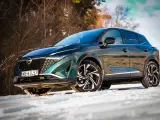 Zielony Nissan Qashqai na śniegu. Wiele osób szuka nissan qashqai opinie, by sprawdzić, jak radzi sobie w trudnych warunkach.