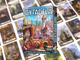 Gra planszowa Cytadela, pełna intrygi i budowania miasta. W tle karty z budynkami i postaciami.