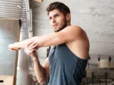 Uomo che si allena, sport contro ansia. Stretching per liberarsi dalle tensioni.