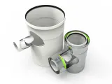 Componentes de chimenea para caldera de condensación, mostrando un tubo de PVC blanco y uno metálico con juntas verdes.