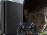 Ellie, con heridas visibles, mira fijamente mientras un mando de PS4 y la consola se colocan delante de ella, evocando la intensidad de the last of us serie.
