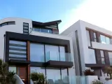 Villas modernes avec balcons en verre. Un investissement discret, un bien immobilier à l'étranger non déclaré, caché sous le soleil éclatant.