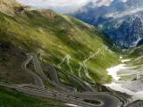Malownicze serpentyny Passo dello Stelvio, kiedy otwarta, zapraszają do podziwiania alpejskich krajobrazów.