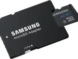 Adaptateur microSD Samsung avec une carte 4GB insérée. La taille carte sd est parfaite pour vos appareils.
