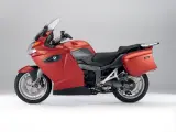Czerwony motocykl turystyczny BMW K1300GT z kuframi, gotowy na długie podróże.