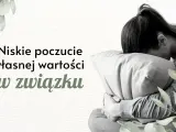 Smutna kobieta tuli poduszkę, czując się jakbym była nieszczęśliwa w małżeństwie. Niskie poczucie własnej wartości w związku.