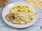 Dorada al horno con patatas panaderas, un plato principal delicioso y saludable.