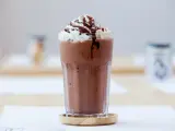 Pyszny shake czekoladowy z bitą śmietaną i polewą. Idealny przepis na deser.