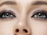 Oczy z makijażem typu smokey eyes, podkreślone długimi rzęsami i błyszczącym cieniem.