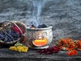 Aromas de lavanda, rosas y caléndula se elevan con el humo de un quemador de incienso, creando un ambiente de limpieza de energías.