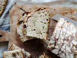 Frisches Brot mit Nüssen, perfekt **mit Dampf gebacken**, liegt auf einem Holzbrett.