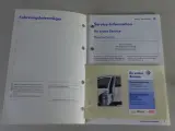 Ein offenes Serviceheft mit dem Titel "Fahrzeugdatenträger" und "Service-Information". Darunter Informationen zum Ölwechsel-Service und Bremsflüssigkeits-Service.