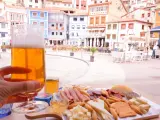 Disfruta de una cerveza y una tabla de quesos y embutidos en Cudillero. ¡Un lugar perfecto donde comer!