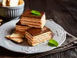 Pastelitos de galleta con dulce de leche y chocolate, un postre casero que recuerda a la abuela en España.