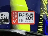 Etichetta ECE R22.06 su casco: ecco come capire se un casco è omologato. Indica certificazione europea e peso.
