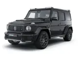 Czarny Mercedes Brabus 700 z agresywnym body kitem i dodatkowymi światłami na dachu.