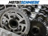 MotorSchmiede: BMW X3 Steuerkette Probleme bis Baujahr. Detailaufnahme des Steuerkettenrads und der Kette im Motorraum.