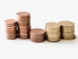 Stosy monet euro, od miedzianych po złote. Zastanawiasz się, ile wynosi najniższa emerytura?