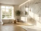 Salle de bain lumineuse avec baignoire îlot, douche à l'italienne en marbre et un sol en parquet clair.