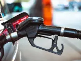 Pistolet dystrybutora paliwa wlewa płyn do baku. Oby nie było tak, że wlałem 10 litrów benzyny do diesla!
