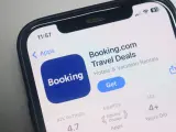 Aplikacja Booking.com na telefonie. Idealna do znalezienia noclegu lub jako pomysł na prezent – booking karta podarunkowa czeka na odkrycie!