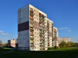 Bloki z wielkiej płyty, choć starsze, mogą być bezpieczniejsze od nowych apartamentowców dzięki solidnej konstrukcji.