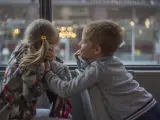Dzieci rozmawiają przy oknie, planując kolejne atrakcje dla dzieci w Kielcach.