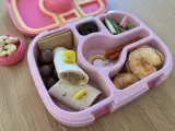 Kolorowe śniadanie dla roczniaka: wrap z żółtym pieskiem, ciasteczka, owoce, orzeszki. Idealne co na śniadanie dla roczniaka!