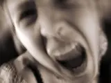 Verzweifeltes Gesicht, das schreit. Die Frage "warum bin ich so aggressiv zu meiner familie" hallt in der Stille wider.