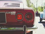 Dettaglio posteriore di una Fiat Sport 850 rossa, con i suoi iconici fanali rotondi. Un pezzo di storia automobilistica, un vero art 102 cds.