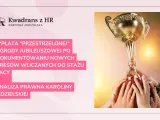 Wypłata nagrody jubileuszowej po udokumentowaniu nowych okresów wliczanych do stażu pracy. Złoty puchar w dłoniach symbolizuje sukces.