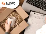 Ręka wkłada kubek do kartonu, obok formularz zamówienia i laptop. To ułatwia tui reklamacje.